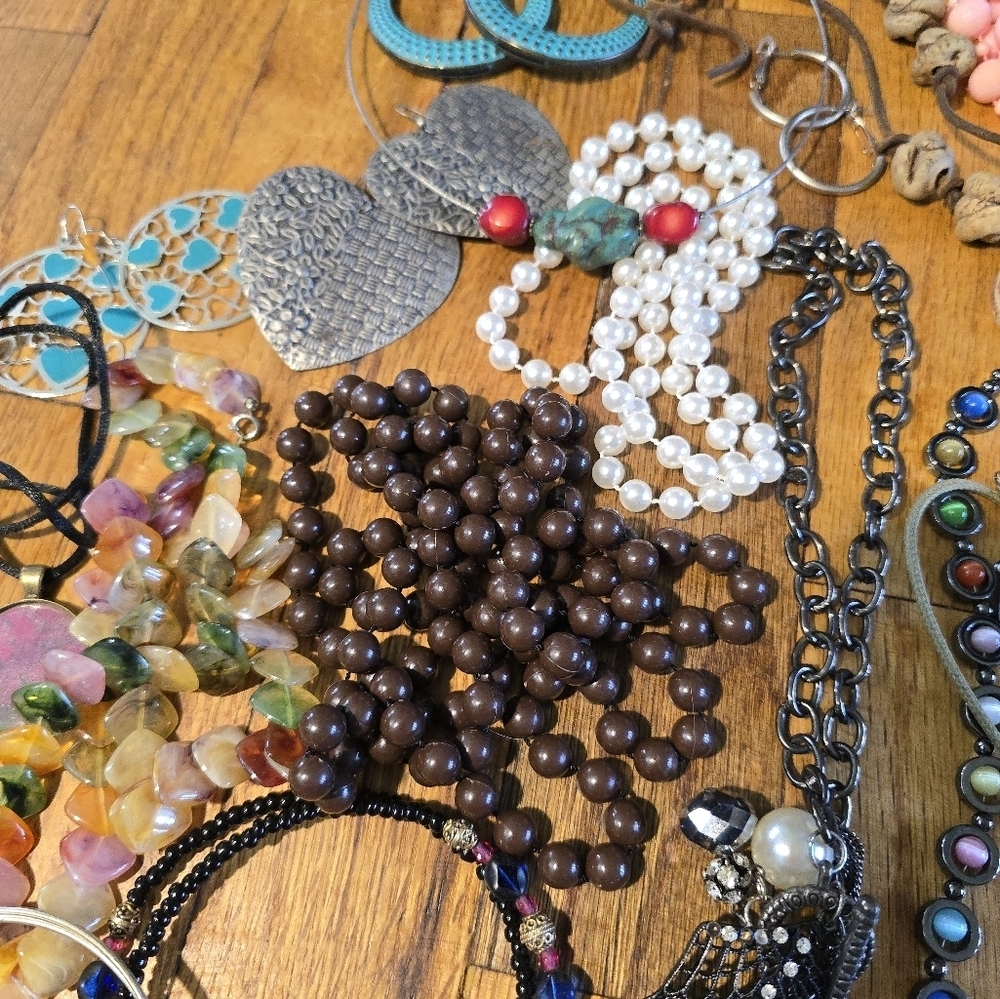 Vintage To Now Jewelry Lot Costume Estate Find Needs Cleaned. Mixed - Picture 5 of 13